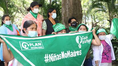 Mujeres se manifiestan este martes frente al Hospital de la Mujer Percy Boland, en Santa Cruz (Bolivia).