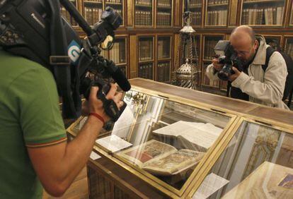 Urna con r&eacute;plica del C&oacute;dice Calixtino expuesta en la Catedral de Santiago de Compostela esta semana.