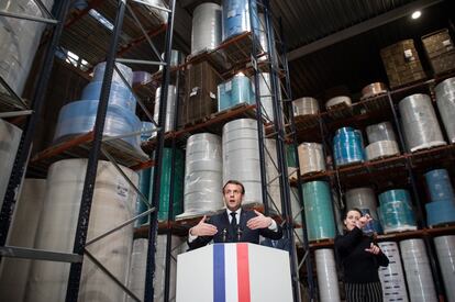 El presidente de Francia, Emmanuel Macron, ha hecho este martes un llamamiento a que Europa empiece a producir de manera masiva productos, como mascarillas para no depender del mercado internacional. Lo ha hecho en un discurso pronunciado al final de su visita a la fábrica de máscaras protectoras Kolmi-Hopen, en Saint-Barthelemy-d’Anjou, cerca de Angers, en el centro del país galo, que ha superado ya los 3.000 muertos por la epidemia. Como respuesta, Francia ha desplegado un puente aéreo con China para entregar a sanitarios y enfermos todos los productos sanitarios importados lo antes posible.