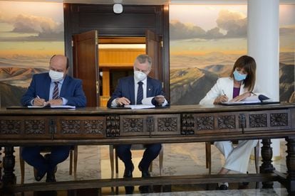 El lehendakari Íñigo Urkullu en el centro durante la firma del acuerdo, junto a Andoni Ortuzar e Idoia Mendia.