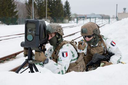 Soldados franceses en maniobras militares para el refuerzo de la presencia de la OTAN en la base de Tapa, en Estonia, este sábado. 