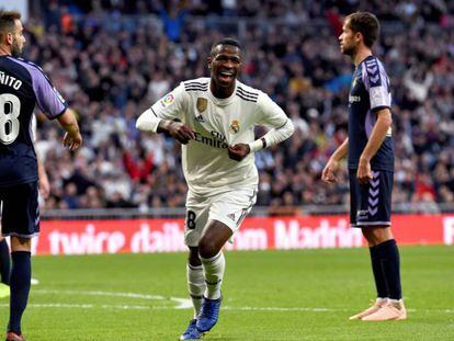 Vinicius celebra el primer gol del Madrid.
