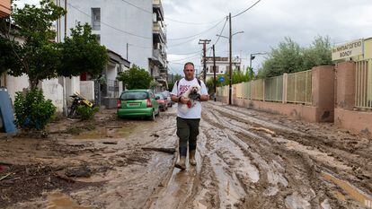 Volos (Greece), 07/09/2023.- A man tries to walk his dog at a rod full of mud after the storm named Daniel in the area of Volos, Magnesia, Greece, 07 September 2023. At least three people died as unprecedented bad weather conditions struck the country (tormenta, Grecia) EFE/EPA/HATZIPOLITIS NICOLAOS
