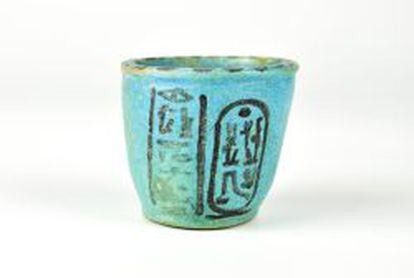 Vaso funerario egipcio que forma parte de la exposici&oacute;n El Esp&iacute;ritu del vino.