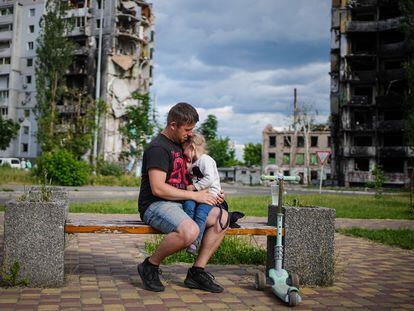 Un hombre con una niña, en Borodianka.