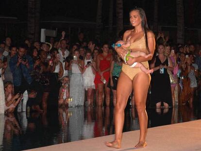 La modelo Mara Martin amamanta a su hija mientras camina por la pasarela de la revista 'Sports Illustrated' Swimsuit en Miami, Estados Unidos.