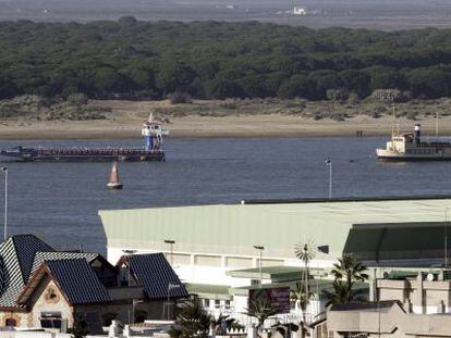 Desembocadura del Guadalquivir. Al fondo, el parque de Do&ntilde;ana.