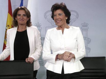 Teresa Ribera (a la izquierda) e Isabel Celaá, este viernes. En vídeo, declaraciones de Celaá.