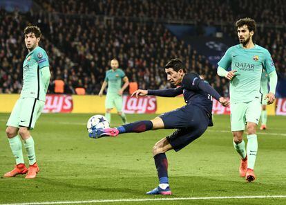 El delantero argentino Ángel Di Maria (C) de Paris Saint-Germain dispara ante la oposición del jugador portugués del Barcelona, Andre Gomes. 