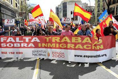 Un millar escaso de personas del Frente Nacional se manifestó ayer por la calle de Goya con lemas como "Falta trabajo, sobra inmigración"