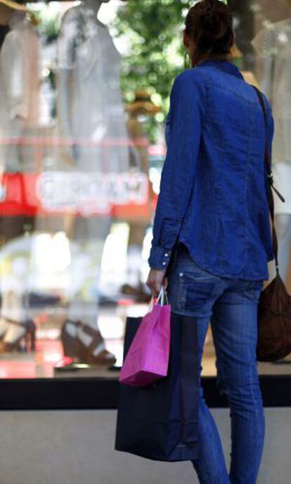 Una mujer haciendo compras en el Barrio de Salamanca, Madrid