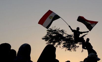Un manifestante ondea una bandera egipcia durante la protesta convocado por los Hermanos Musulmanes.