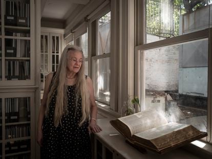 La poeta Sharon Olds, en la sala de juntas de la escuela de escritura creativa en la que da clases desde los años ochenta en  Nueva York.