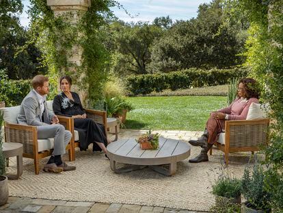 El príncipe Enrique y Meghan Markle, durante la entrevista con Oprah Winfrey.