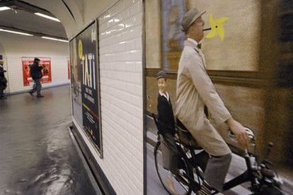 Tati con la pipa censurada en una publicidad en el metro de París.