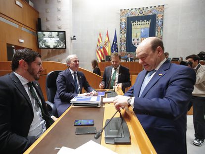 El vicepresidente aragonés, Alejandro Nolasco, de Vox (a la izquierda), y el presidente, Jorge Azcón, del PP (sentado a su lado), este jueves en las Cortes de Aragón.