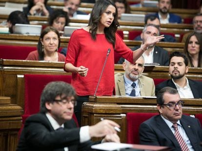 En primera fila, el presidente catal&aacute;n, Carles Puigdemont (I) y la l&iacute;der de la oposici&oacute;n, Ines Arrimadas (detr&aacute;s) pregunta durante la sesi&oacute;n de control.