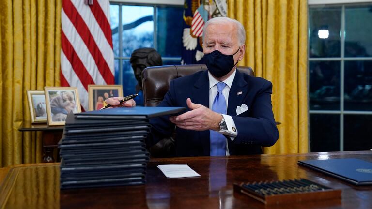 Joe Biden antes de firmar varias órdenes ejecutivas en el Despacho Oval de la Casa Blanca, este miércoles.