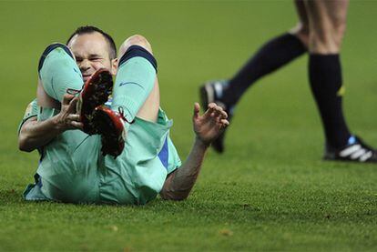 Iniesta se duele sobre el césped de El Molinón.