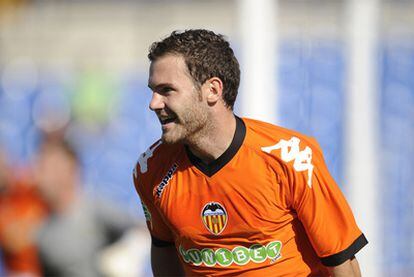 Mata celebra el primer tanto del Valencia ante el Hércules.