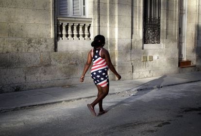 Una mujer camina por La Habana con un vestido con los colores de la bandera de Estados Unidos en una imagen de archivo
