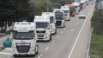 Camioneros protestan en Zaragoza en la huelga de transportistas de marzo de 2022.
