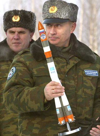 Putin sostiene, en el cosmódromo de Plesetsk, un modelo de un cohete Soyuz de los utilizados para los viajes espaciales.