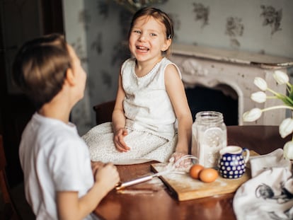 Una niña se ríe y disfruta con su hermano.