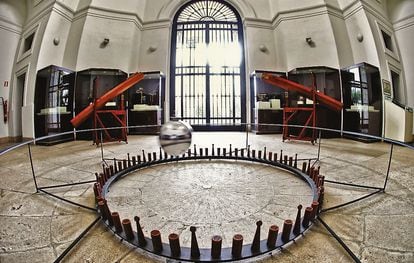 El péndulo de Foucault del museo del Observatorio Astronómico de Madrid. / CLAUDIO ÁLVAREZ