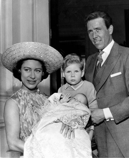La princesa Margarita y lord Snowdon con sus hijos, David y Sarah, en el bautizo de la pequeña, celebrado en el palacio de Buckingham, el 13 de julio de 1964.