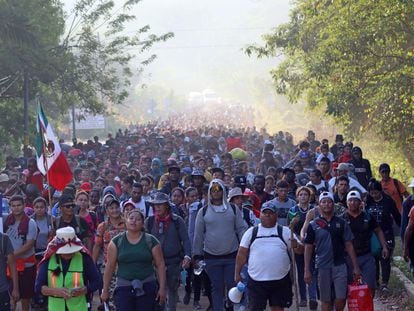 Migrantes caminaban en caravana en el municipio de Huixtla, en Chiapas, el martes.