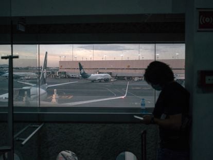 Aviones de Aeroméxico en la pista del Aeropuerto Internacional Benito Juárez, en Ciudad de México.