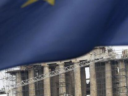 Una bandera de la UE ondea frente al Parten&oacute;n en Atenas