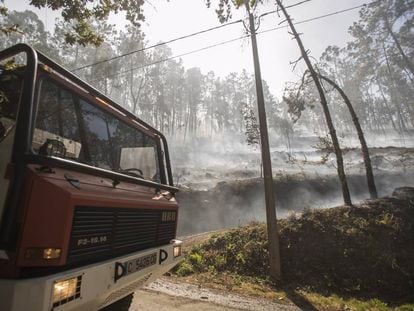 Incendio forestal en Miñotos (Porto do Son) ayer al mediodía.