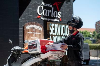 Un repartidor de Pizzería Carlos en Madrid.