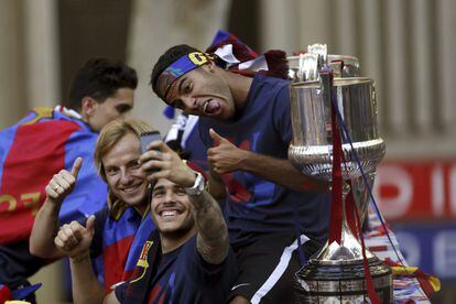 Els jugadors del FC Barcelona Ivan Rakitic, Sandro i Rafinha es fan un 'selfie'.