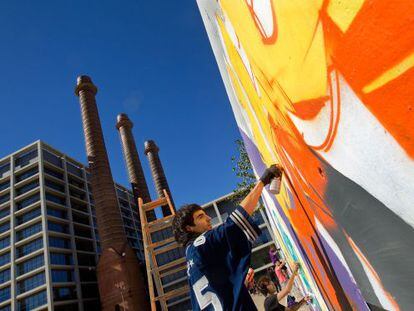 Grafiteros en acción en los muros liberados del parque de las Tres Xemeneies.