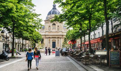Plaza de la Sorbona, en París. Al fondo, la universidad.