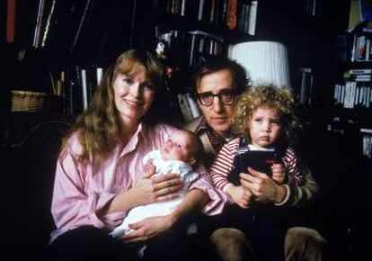 Mia Farrow y Woody Allen posan en 1988 con sus hijos Satchel y Dylan.
