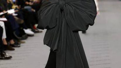 Diseño de Demna Gvasalia para Balenciaga visto ayer en París. l’estropo