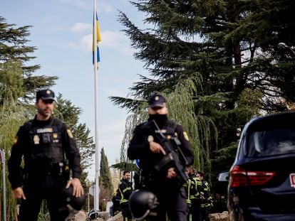 Dos Agentes de Policía en la embajada de Ucrania donde se produjo una explosión el 30 de noviembre de 2022, en Madrid.