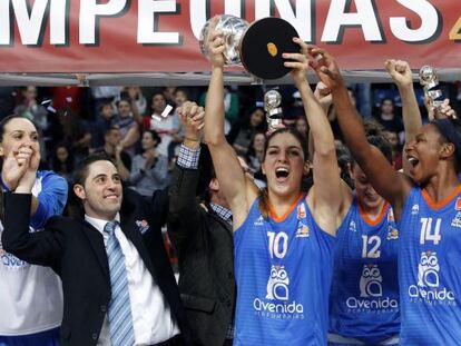 Las jugadoras del Perfumer&iacute;as Avenida levantan el trofeo de campeonas de Copa