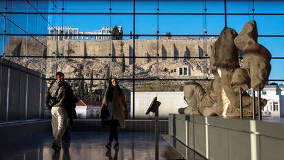 Un grupo de personas en el Museo de la Acrópolis de Atenas.