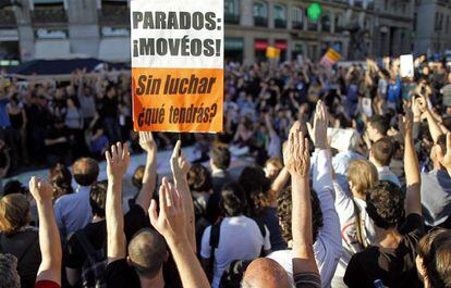 Tras la manifestación del domingo, decenas de jóvenes acamparon en la Puerta del Sol de Madrid. En la asamblea celebrada la tarde del lunes han decidido seguir en la plaza.