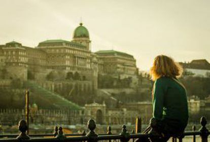 Una mujer contempla el Palacio Real de Budapest.