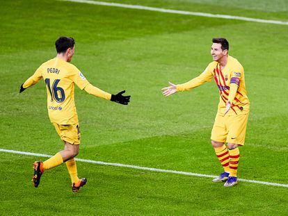 Messi celebra con Pedri el segundo gol del Barcelona ante el Athletic.