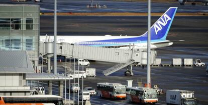 El avión enviado por Japón para evacuar ciudadanos de Wuhan, en el aeropuerto de la ciudad china.