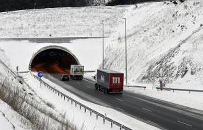 La Delegación del Gobierno ha activado en su fase de Alerta el Plan de Nevadas en la Red de Carreteras del Estado a su paso por la Comunidad ante la emisión por la Agencia Estatal de Meteorología (AEMET) de un aviso de nivel Naranja para mañana, domingo, en la sierra madrileña, donde se podrían acumular hasta 20 centímetros de nieve. EFE/Archivo