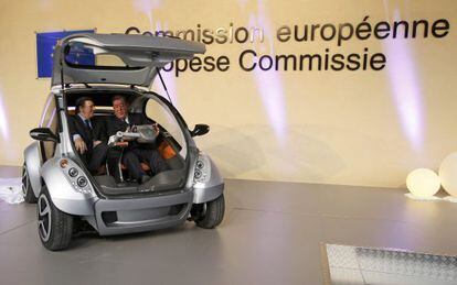 Jose Manuel Durão Barroso (izquierda) y el empresario Jesús Echave, en la presentación del coche eléctrico vasco en Bruselas en 2012