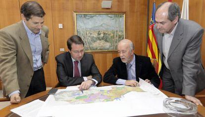 El alcalde de Alicante, Miguel Valor (con chaqueta negra), revisa con los t&eacute;cnicos de la Generalitat el plan.